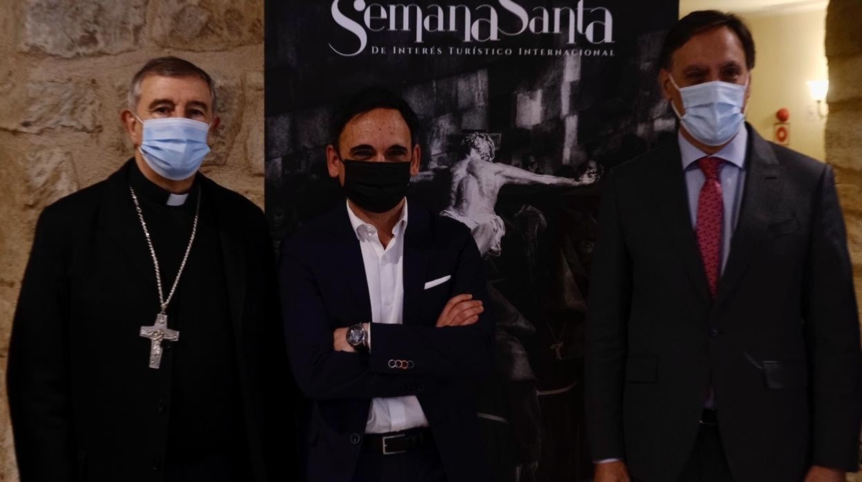 El periodista Paco Gómez ofrece el pregón de la Semana Santa de Salamanca. En la imagen junto al obispo Jose Luis Retana (I) y al alcalde de Salamanca Carlos García Carbayo