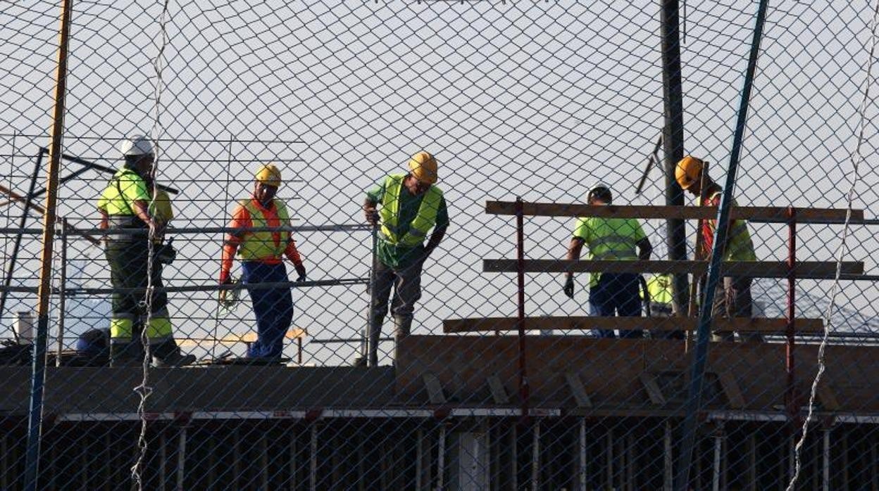 Varios trabajadores, en una obra en construcción