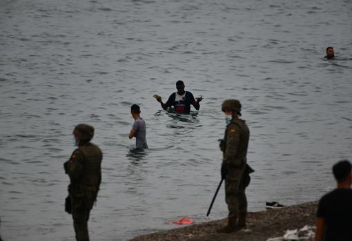 El Ejército español devuelve en caliente a los migrantes que han entrado por Ceuta