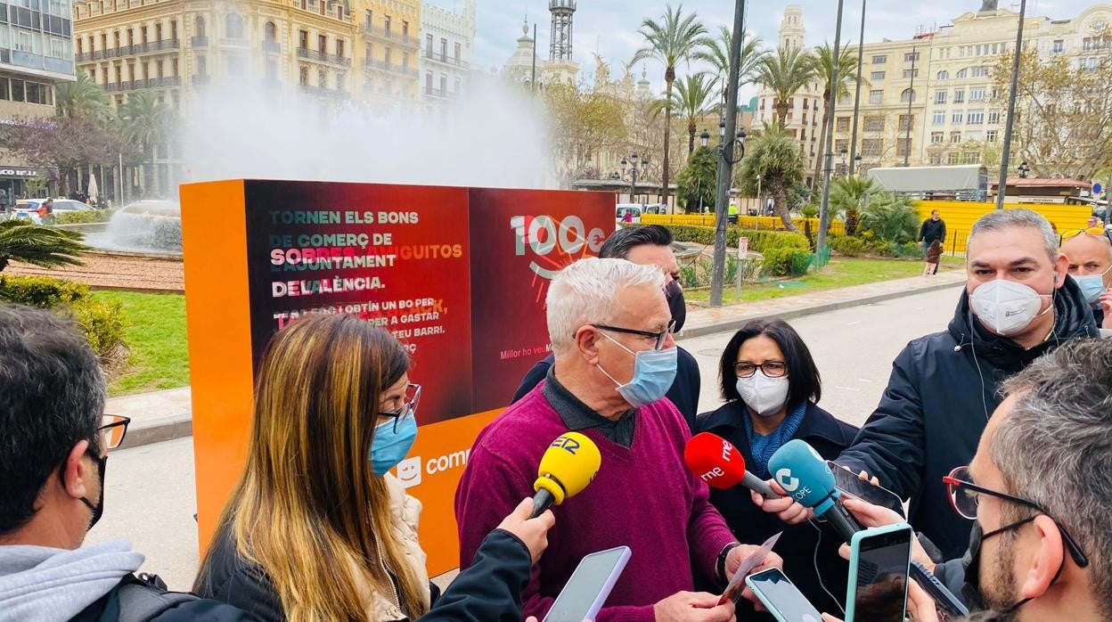 El alcalde de Valencia, Joan Ribó; el concejal de Comercio, Carlos Galiana; y dos ediles de Compromís