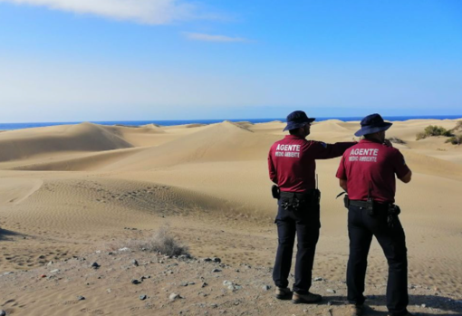 Agentes de Medio Ambiente que ejercen de 'policías' de las Dunas