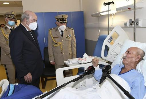 El presidente de Argelia, Abdelmayid Tebún, visita a Brahim Gali en el Hospital Central del Ejército de Ain el Naaja (Argel)