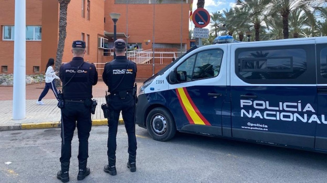 Dos policías nacionales en Elche