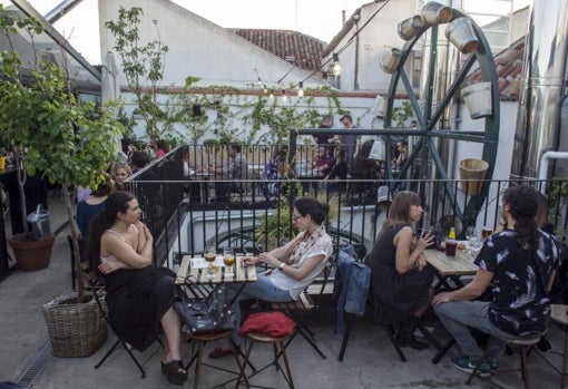 La terraza-azotea de The Hat, a espaldas de la Plaza Mayor