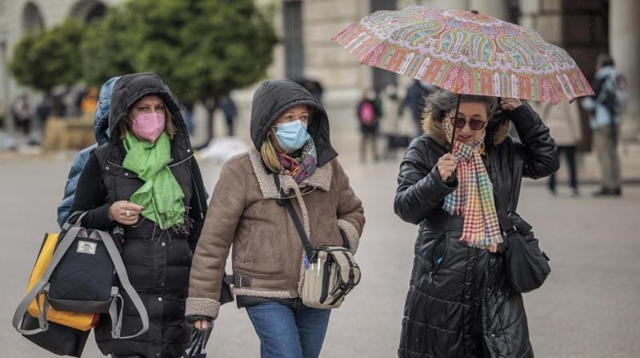 Imagen de archivo de varias mujeres paseando por el centro de Valencia