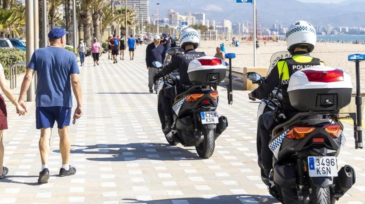 Dos agentes motorizados de la Policía Local de Alicante patrullan por la Playa de San Juan