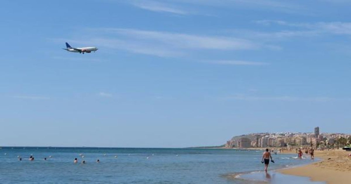 Un avión sobrevuela la playa de El Altet