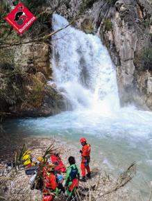 Efectivos de Bomberos durante el rescate