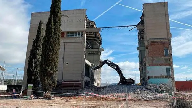 Se derriba el último de los grandes edificios de la central nuclear de Zorita