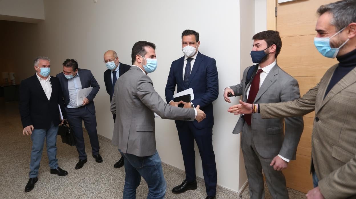 Luis Tudanca y Juan García-Gallardo se saludan antes de comenzar la Junta de Portavoces