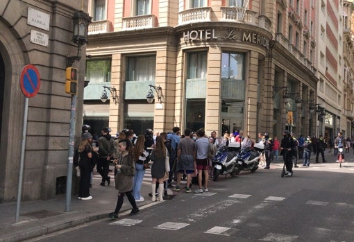 Curiosos se arremolinan en las Ramblas, ante el hotel okupado