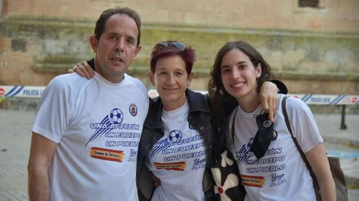 José Luis Sepúlveda celebra con su mujer, Loli, y su hija, Fátima, el ascenso del San Clemente, el equipo de su pueblo, a Tercera RFEF en 2021. Falta su hijo, José Luis 'Chepu', un «mediapunta de calidad» al que entrenó en el Pedroñeras y el San Clemente