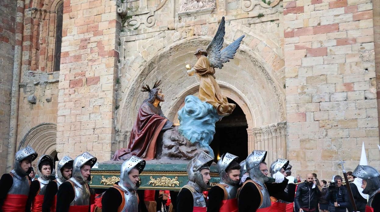 Los 'Armaos' procesionan frente a la catedral de Sigüenza (Guadalajara)