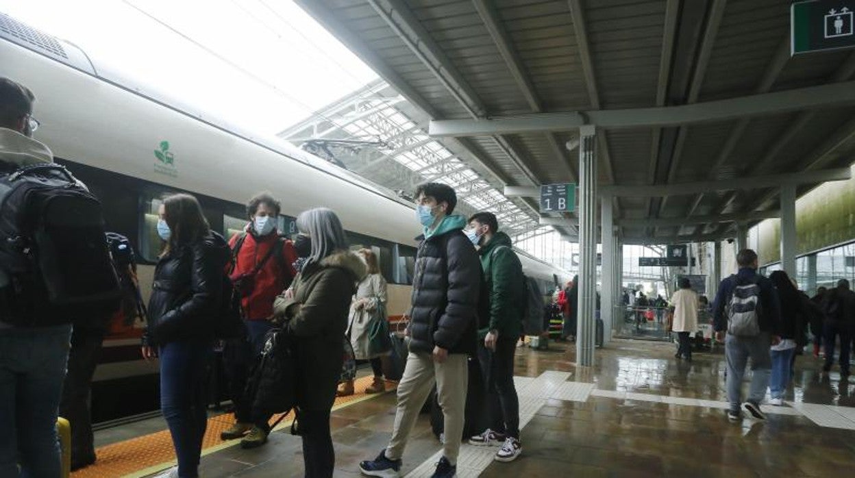 Viajeros en la estación de tren de Santiago el pasado viernes