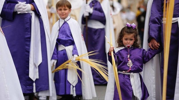 Miles de niños con palmas (y mascarillas) reciben 'La Borriquilla' en Castilla y León