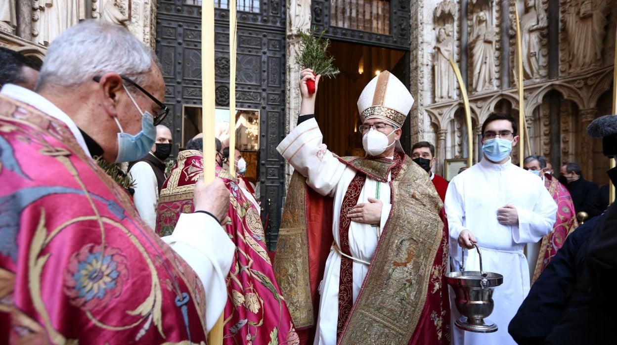 El arzobispo de Toledo bendice las palmas