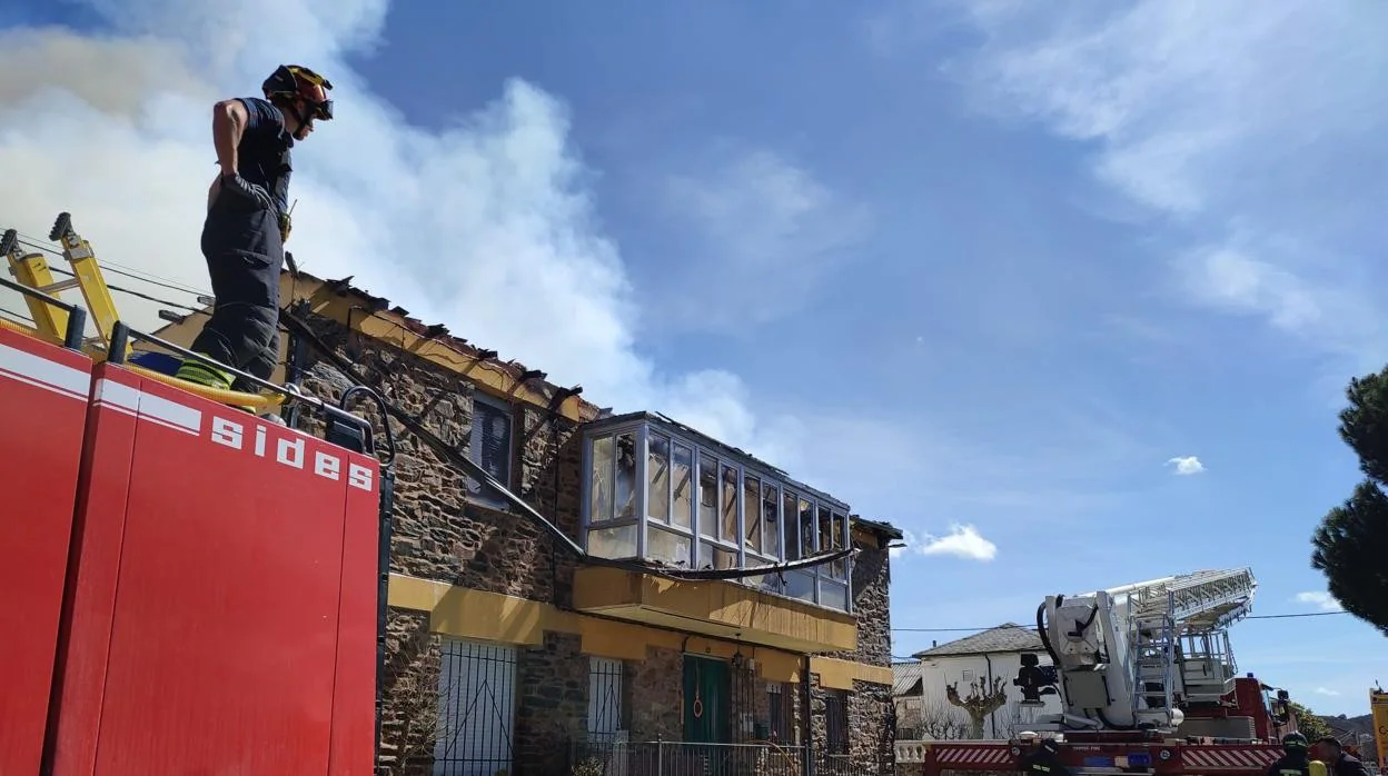 Un Incendio Calcina Por Completo Una Vivienda En Porqueros (León)