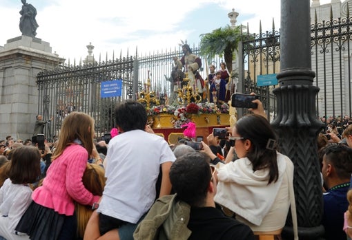 Salida de la Almudena de La Borriquita, con decenas de niños