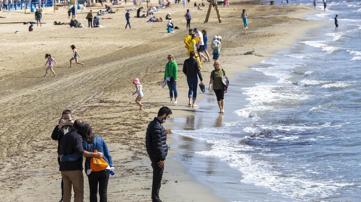 Imagen de ambiente de la playa del Postiguet de Alicante