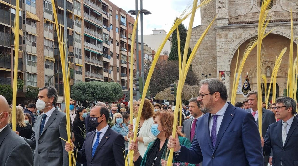 Pablo Bellido (centro) durante la procesión del Domingo de Ramos en Guadalajara