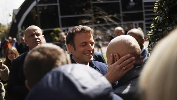 Macron gana con el 28% de los votos frente al 24% de Le Pen, que le disputará la presidencia en la segunda vuelta