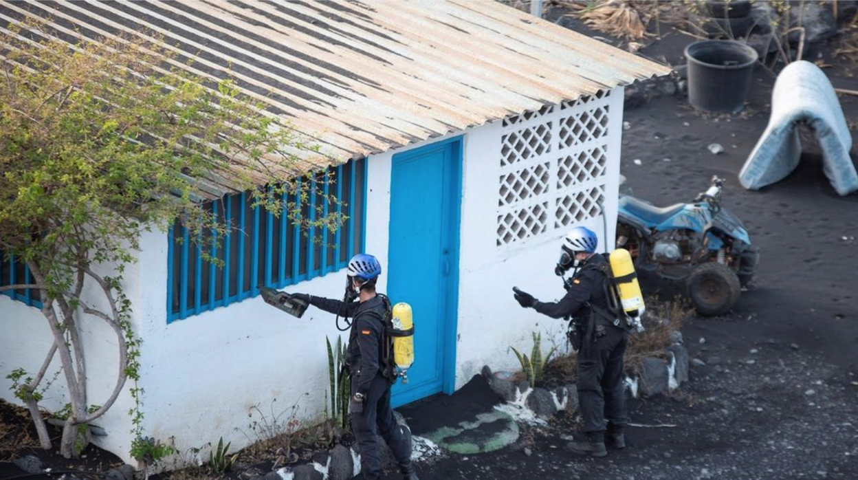 Agentes miden la presencia de gases en La Bombilla