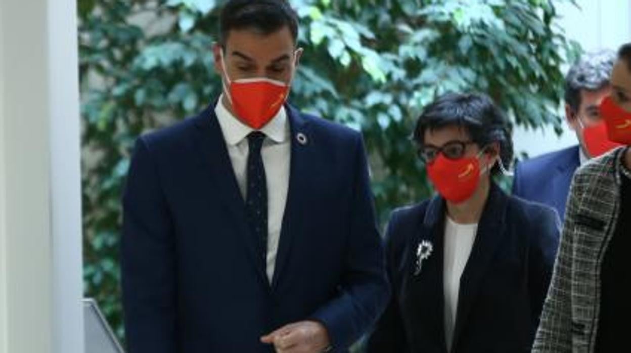 El presidente Pedro Sánchez y su por entonces ministra de Exteriores, Arancha González Laya, en una imagen de febrero de 2021