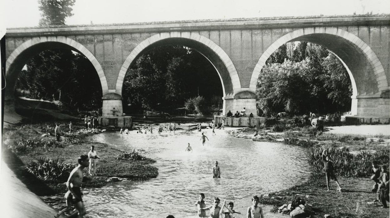 Una fotografía de madrileños bañándose en el Manzanares