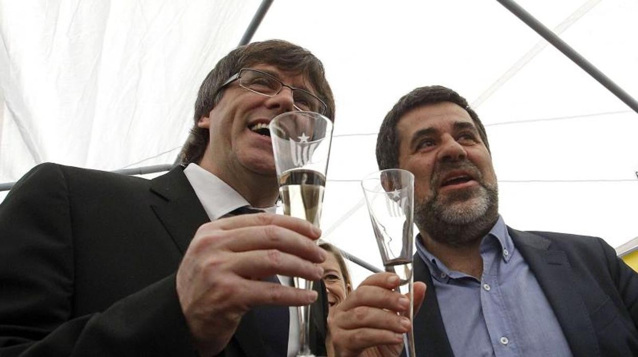 El expresidente de la Generalitat Carles Puigdemont y el ahora exsecretario de Junts, Jordi Sànchez, en un brindis «por la república» en la Diada de 2016