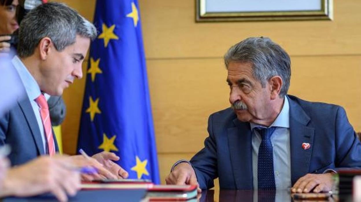 El presidente de Cantabria, el regionalista Miguel Ángel Revilla, junto a su vicepresidente del Gobierno y líder autonómico del PSOE, Pablo Zuloaga