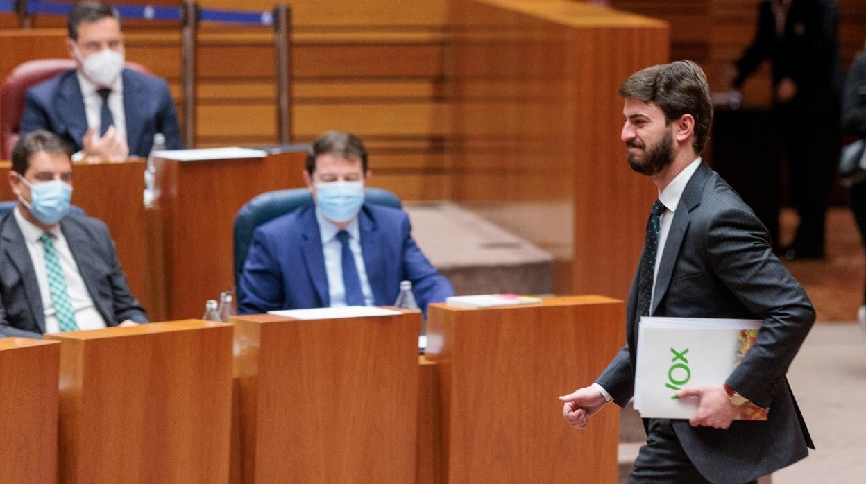 Alfonso Fernández Mañueco saluda al que será su socio de gobierno, Juan García-Gallardo, en presencia de su familia