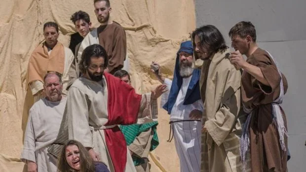 Vecinos y actores 'amateurs' de Benetússer y Moncada representan la Pasión de Jesucristo en Semana Santa
