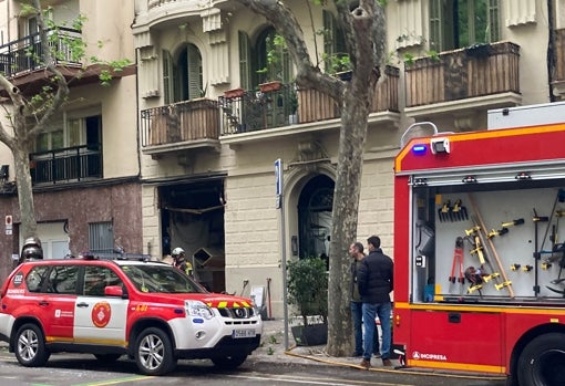 Bomberos en el exterior del bar incendiado en Barcelona