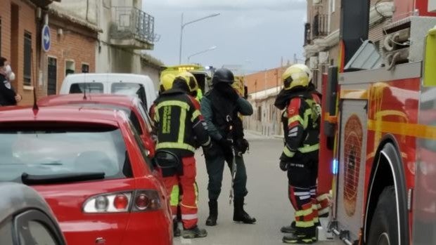 Reducen a un hombre de 32 años después de seis horas atrincherado en un piso de Fuensalida