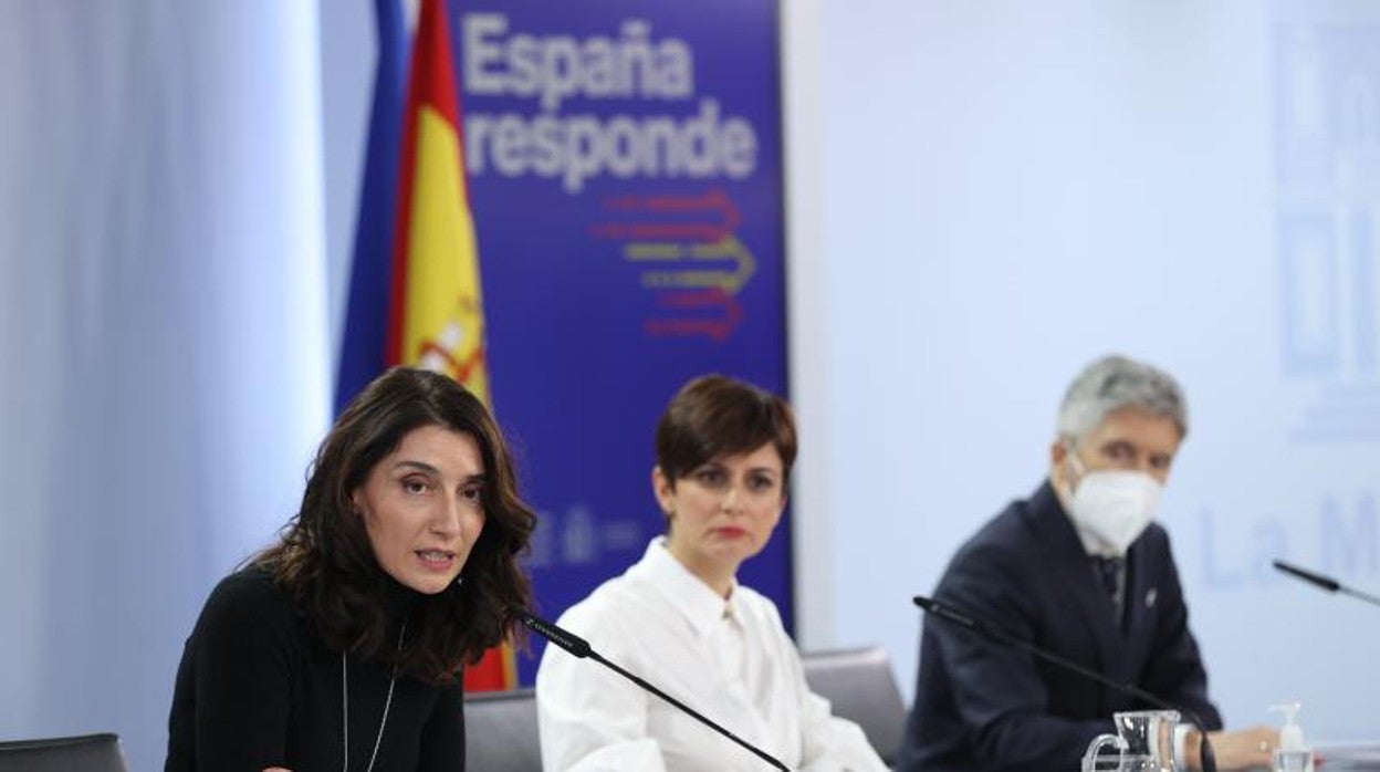 La ministra de Política Territorial y portavoz del Gobierno, Isabel Rodríguez (c), junto a la ministra de Justicia, Pilar Llop (i), y el ministro de Interior, Fernando Grande-Marlaska, durante la rueda de prensa posterior a la reunión del Consejo de Ministros celebrada este martes en Moncloa