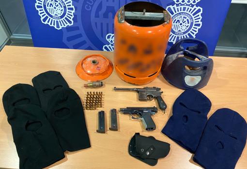 Armas y municiión escondidas en una bombona de butano
