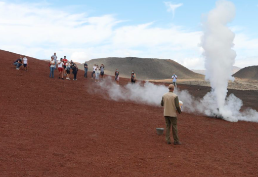 El calor del volcán de Timanfaya aún genera geiser, 286 años después de su erupción