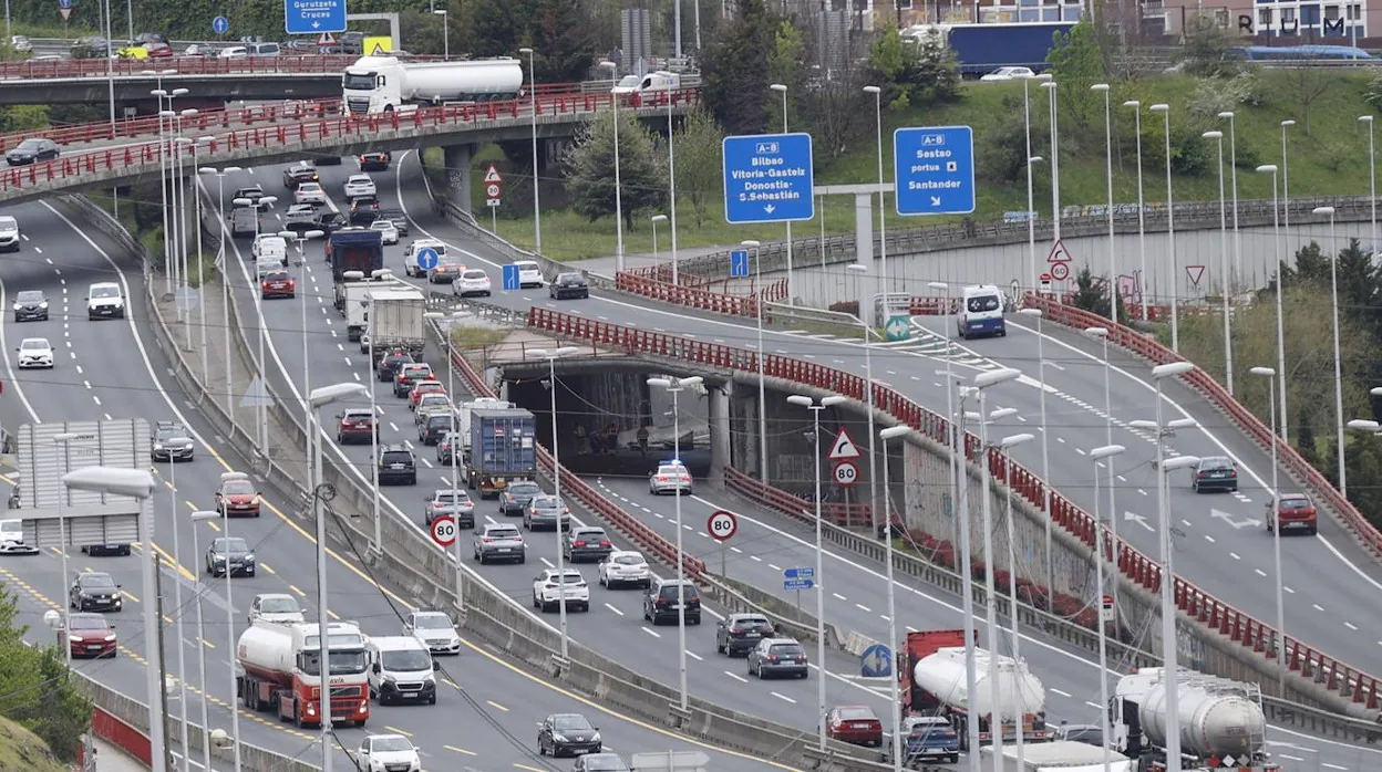 La autopista A-8 en dirección a Cantabria es uno de los puntos más problemáticos