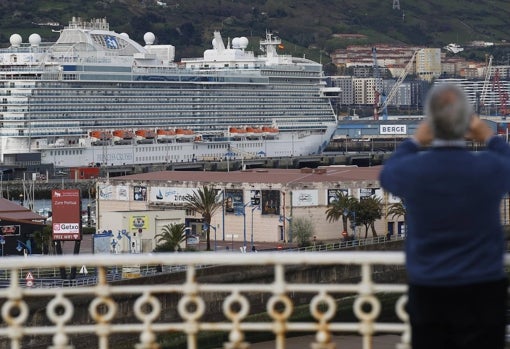 Los primeros cruceros de la temporada ya han atracado en el puerto de Bilbao