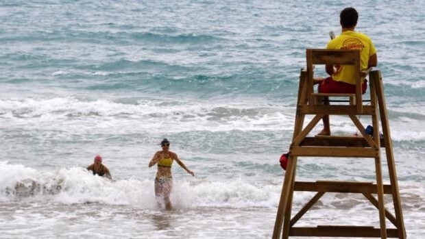 Rescatan en la playa de El Campello a un padre con taquicardia e hipotermia y a sus dos hijas menores