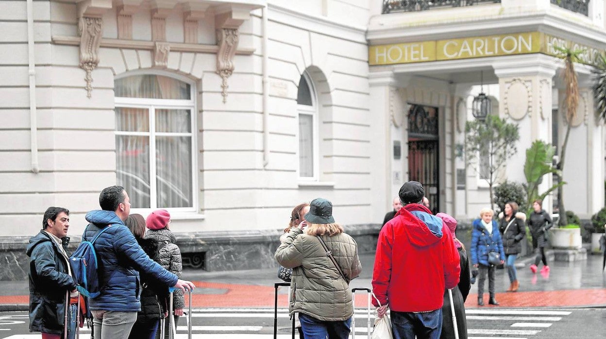 Un grupo de turistas llega al centro de Bilbao