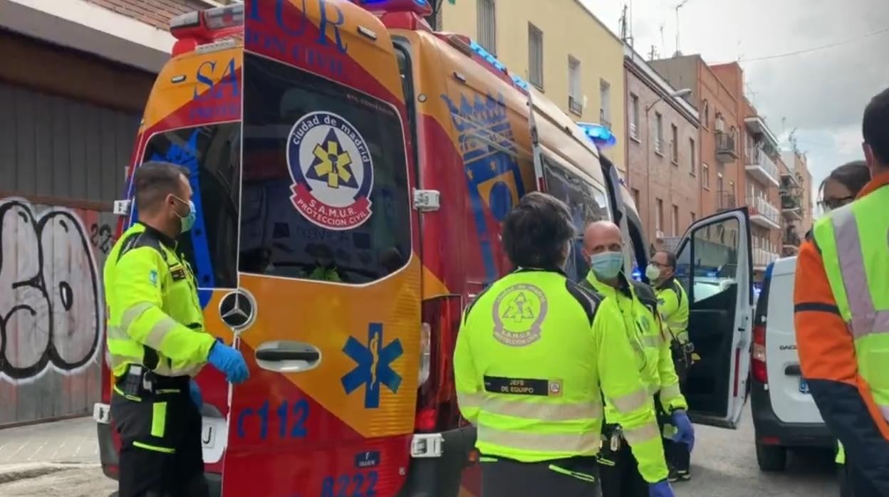 Sanitarios de Samur-Protección Civil y efectivos de la Policía Nacional en el lugar del ataque