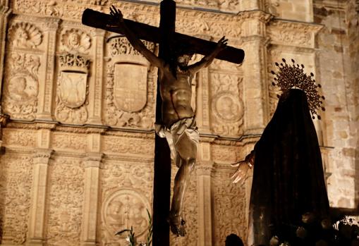 La piedra dorada vuelve a ser testigo de la promesa de silencio de la Hermandad Universitaria