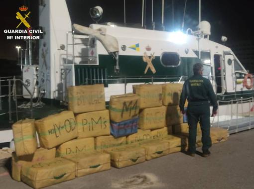 Descubren una tonelada de hachís flotando en el mar en Alicante