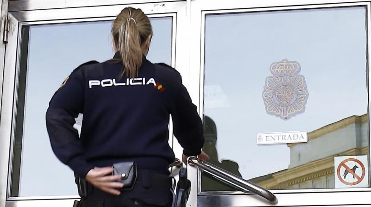 Una agente entra en la sede de la Jefatura Superior de Policía de Aragón, en Zaragoza. Su grupo de Homicidios se ha hecho cargo de las diligencias