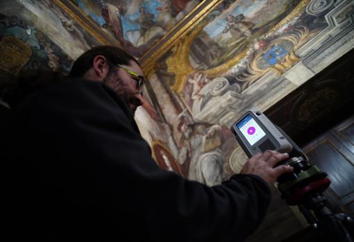 El técnico Jorge Miranda, de Tecnitop, manipula el láser escáner