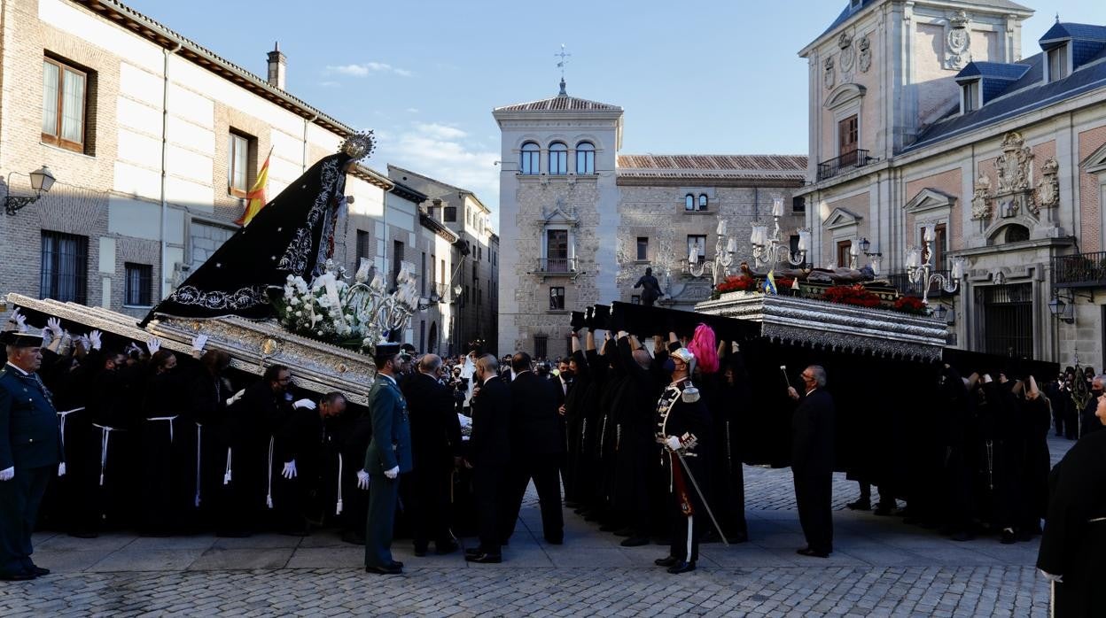 Encuentro entre las procesiones del Cristo Yacente y la Virgen de la Soledad