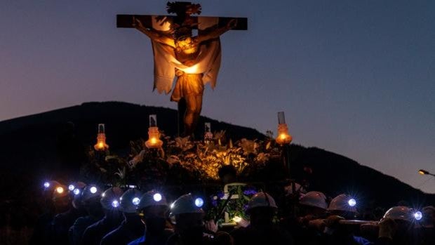 El Cristo de los Mineros celebra medio siglo de procesiones