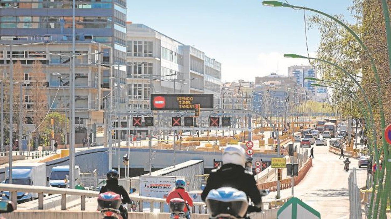 Varias motocicletas circulan por la Gran Vía barcelonesa hace unos días