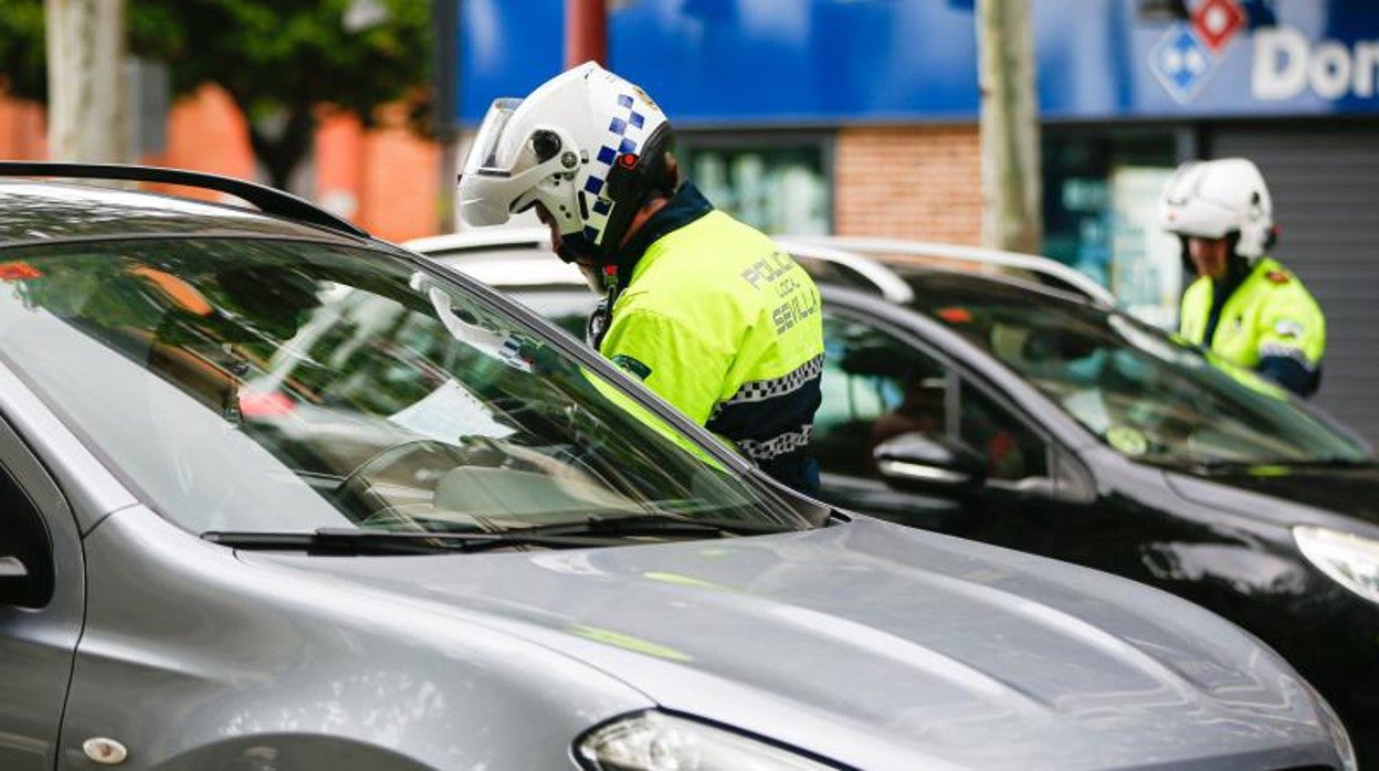 La Policía Local de Sevilla, en un control para vigilar el cumplimiento de las medidas del estado de alarma